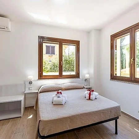With Exclusive Swimming Pool Βίλα *